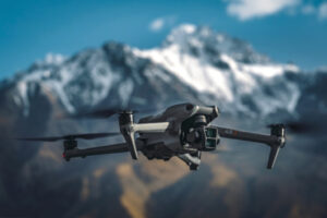 飛行中のDJI Air3ドローン。屋根・外壁診断に使用される高性能機体。