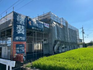 徳島で外壁塗装工事のために足場を設置している様子