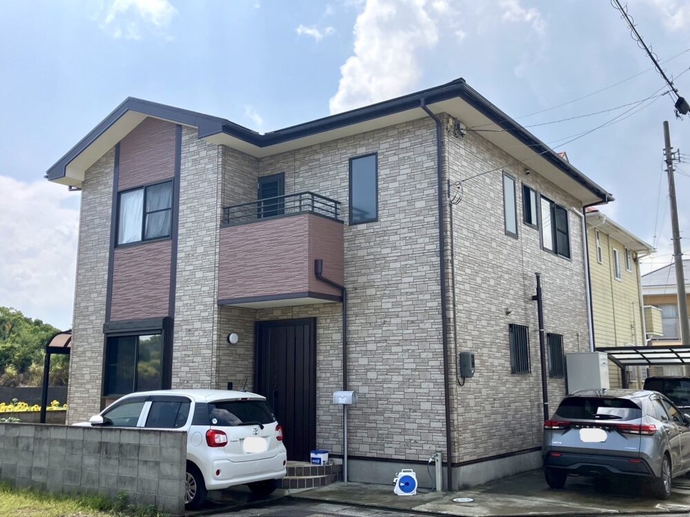 板野郡藍住町M様邸 外壁塗装後の施工写真。煌トップ無機クリヤーで仕上げ、上品で艶のある美しい外観。